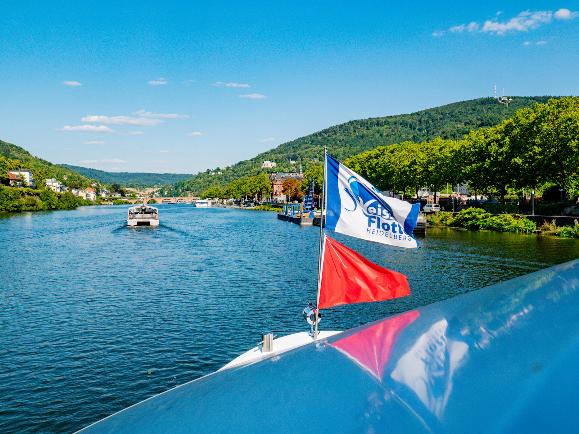 Schifffahrt in Heidelberg. Boot auf dem Neckar.
