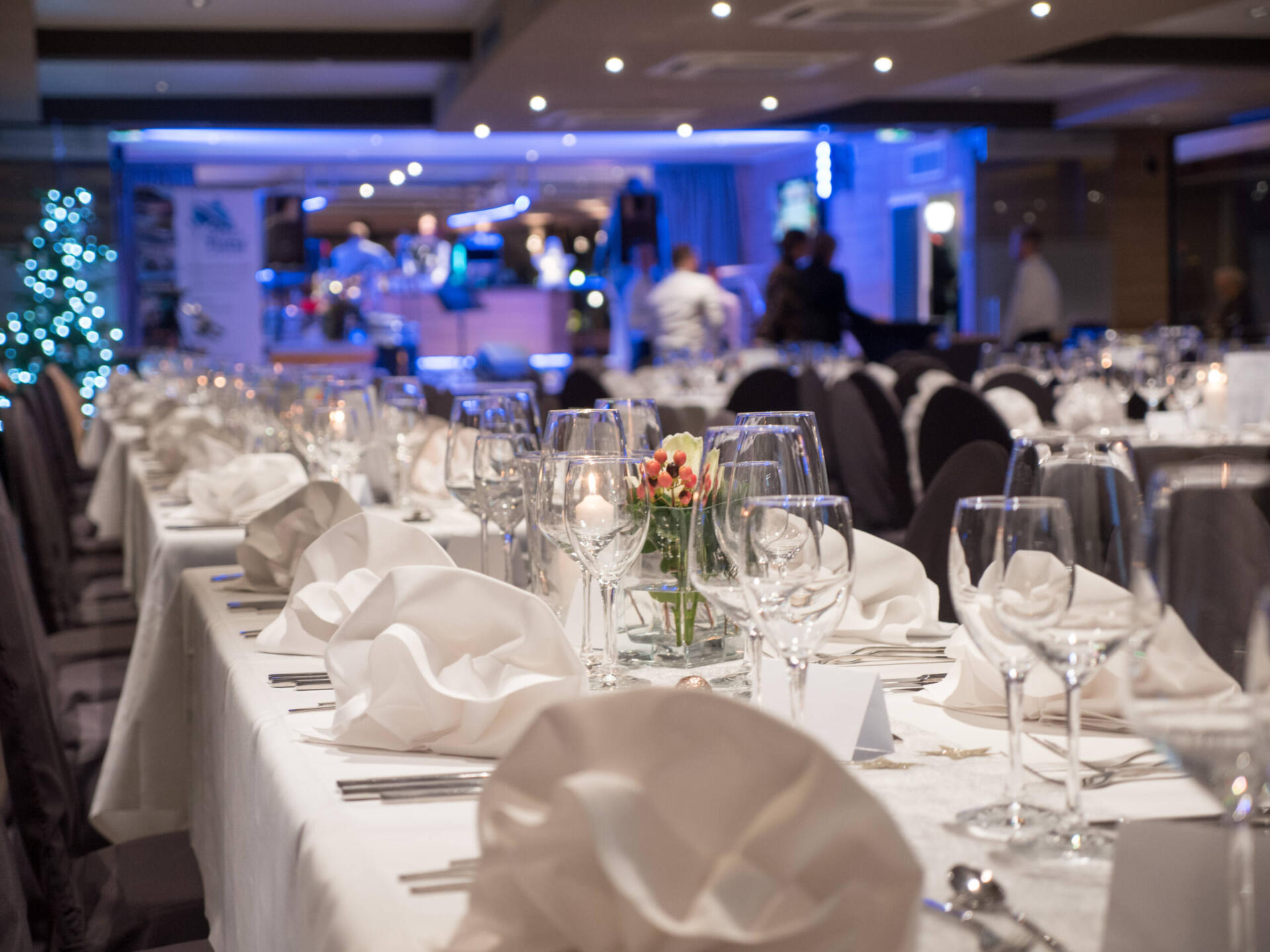 Eingedeckte Tische bei einer Dinnerfahrt an Bord der MS Königin Silvia 1720084 scaled 1 scaled • Weisse Flotte Rhein-Neckar