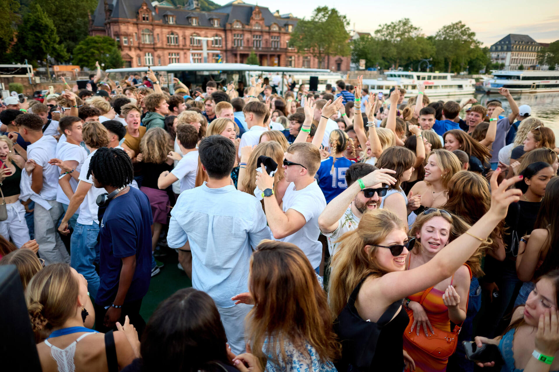 Party auf dem Sonnendeck der MS Köngin Silvia 20230628 205910 26 MadYouthClub CLE scaled 1 scaled • Weisse Flotte Rhein-Neckar