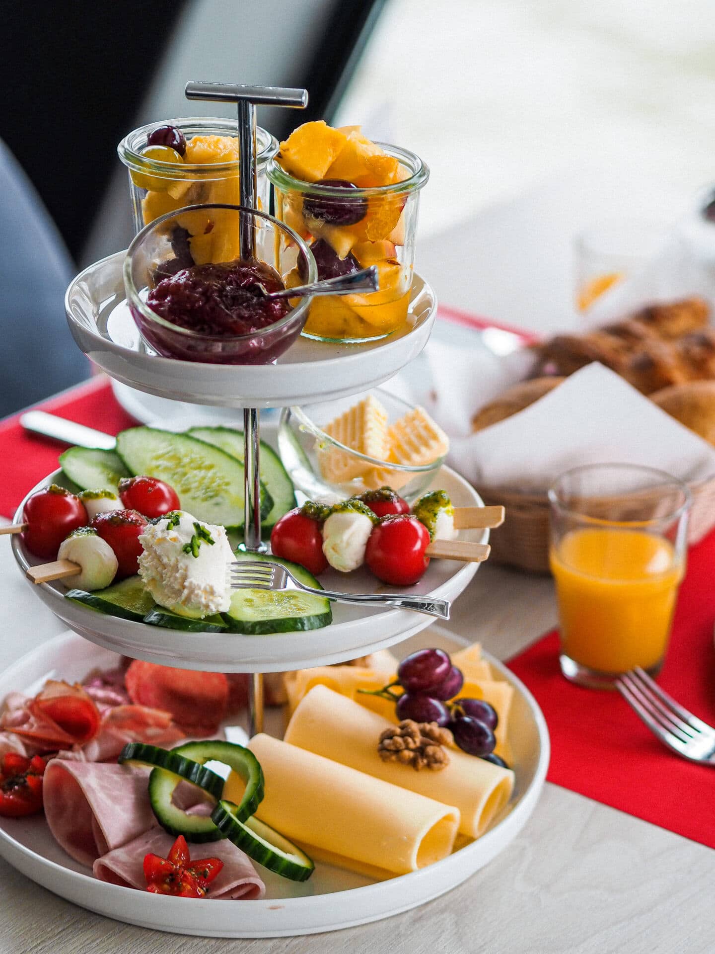 Tischbuffet bei der Frühstücksfahrt an Bord der Weissen Flotte P1013692 scaled 1 • Weisse Flotte Rhein-Neckar